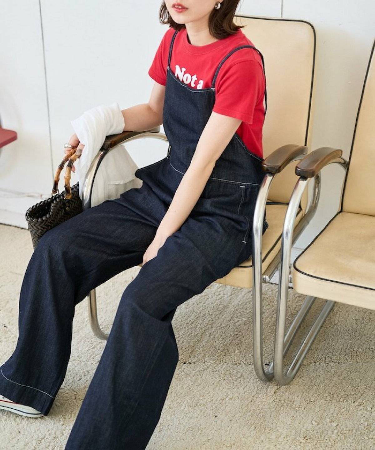 初夏コーデの女性