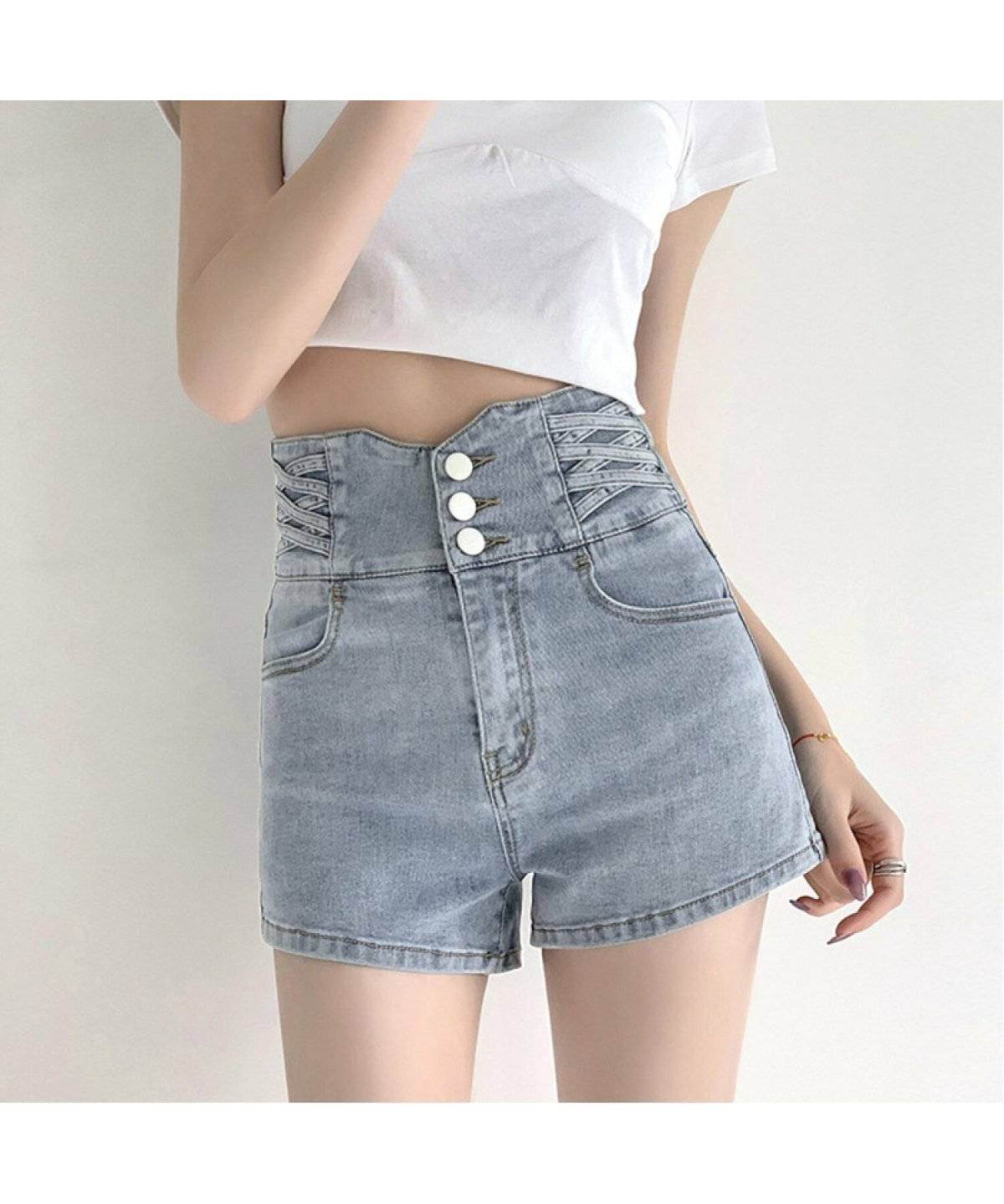 ノースリーブ×ショートパンツスタイル