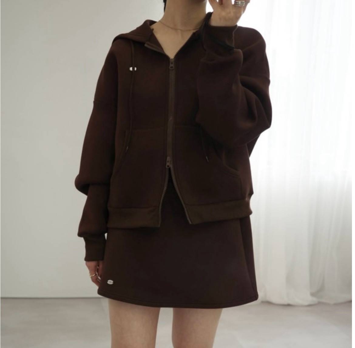 ダブルジップのブラウンパーカーコーデ