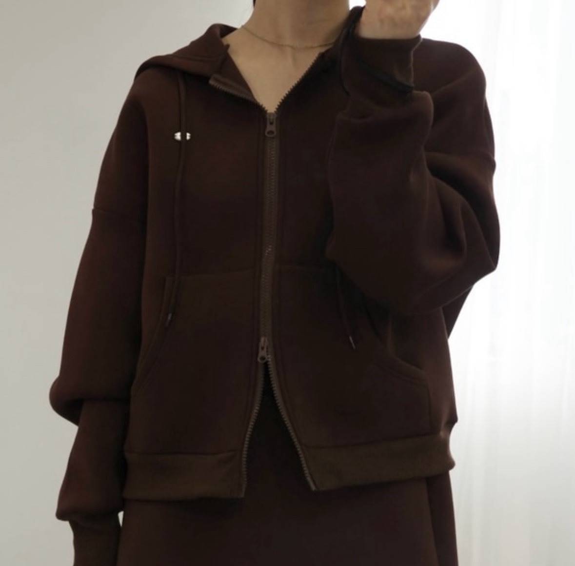 ダブルジップのブラウンパーカー