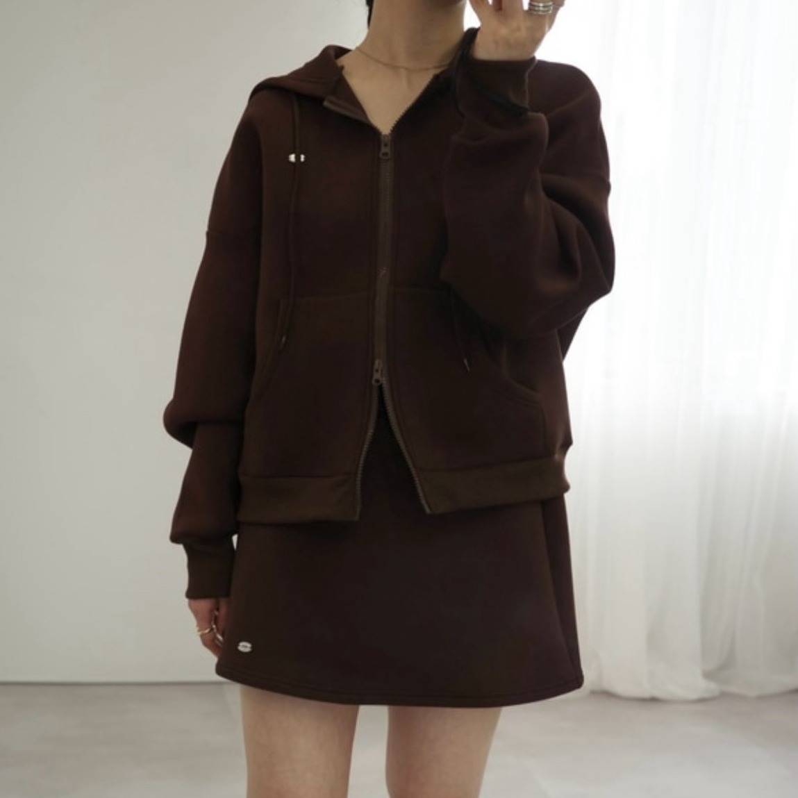 深みブラウンで大人っぽく。シルエット自在「ダブルジップ」で動きのあるコーデに