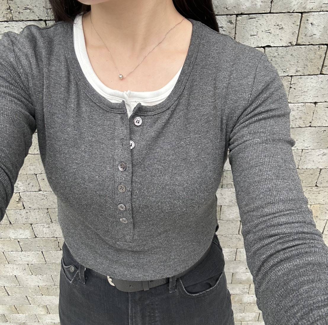 ホワイトとグレーのヘンリーネックトップスレイヤード