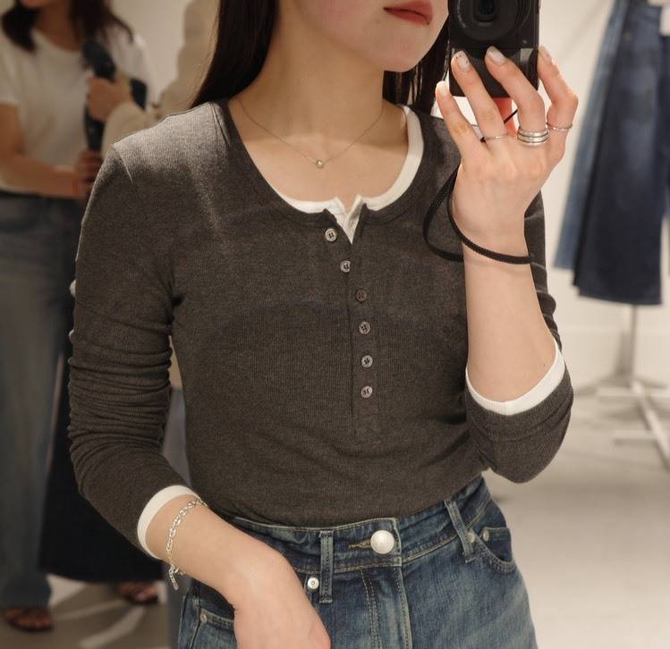 ホワイトとグレーのヘンリーネックトップスレイヤード