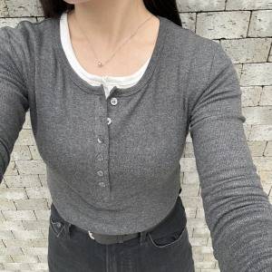 白ベースにグレーを重ねるだけ。奥行きが出る「ヘンリーネック」の計算レイヤード