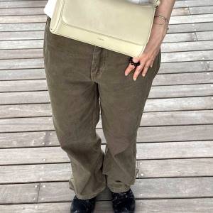 カジュアルなのに品が出る。大人の春は「カーキデニム」が正解♪