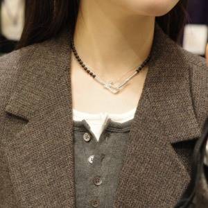 黒が効く無駄のない一本。大人の装いがアップデードされる「GARNI」オニキスチョーカー