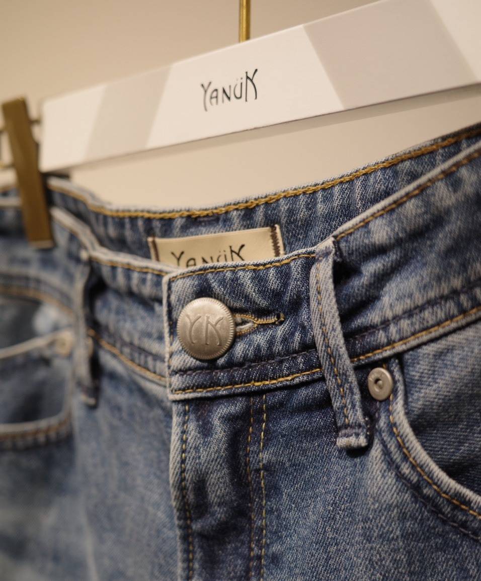 YANUKのストレートデニム
