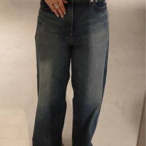 美シルエット×ストレスフリー。毎日穿きたくなる「YANUK」ストレートデニム