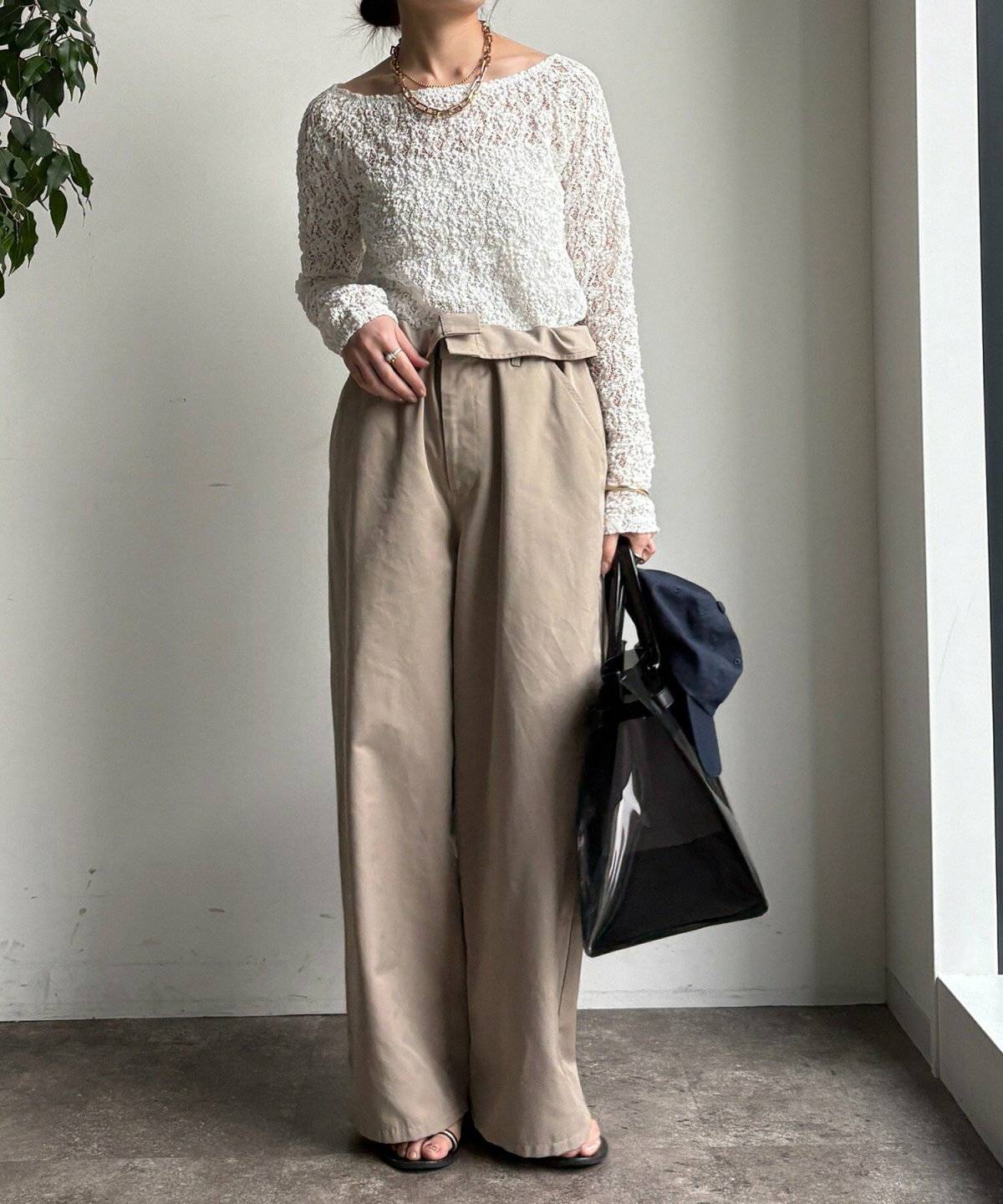 パンツコーデの女性