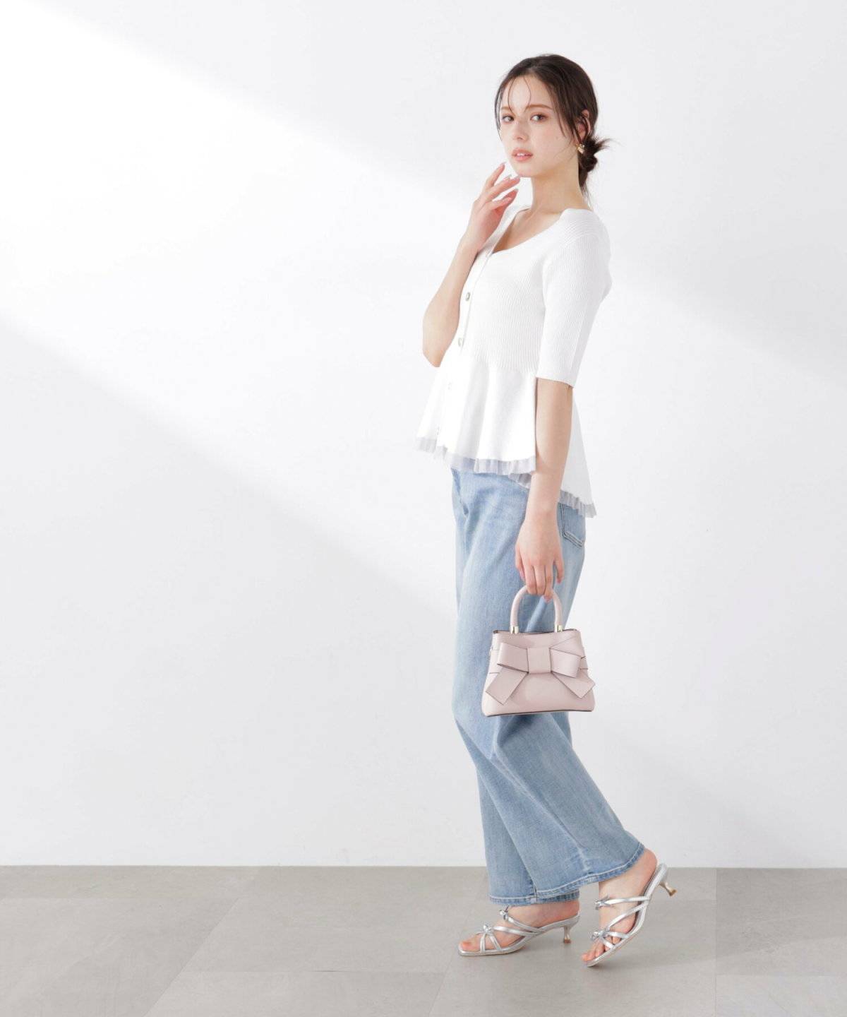 ニットトップス×デニムパンツコーデの女性