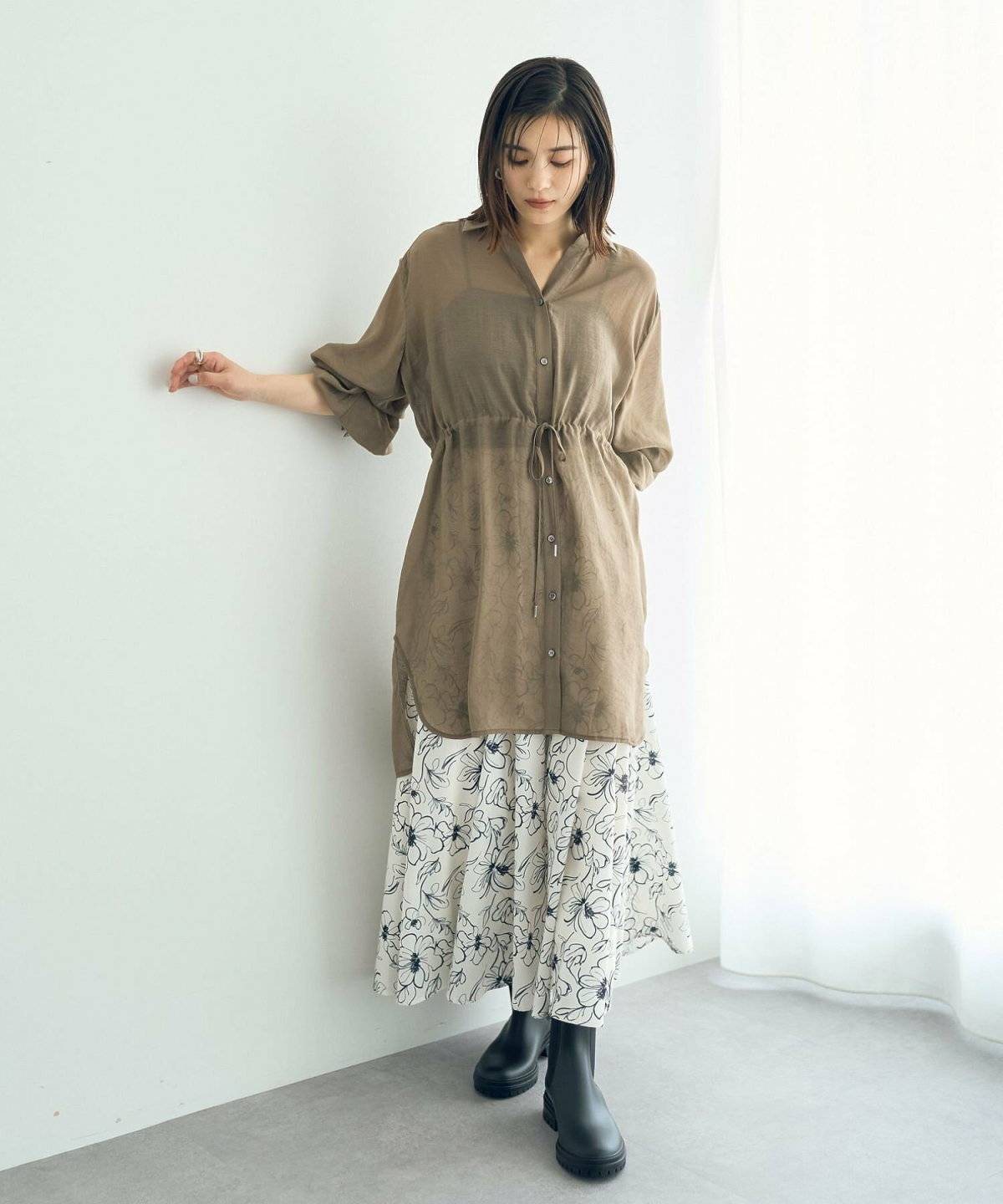 スカートコーデの女性