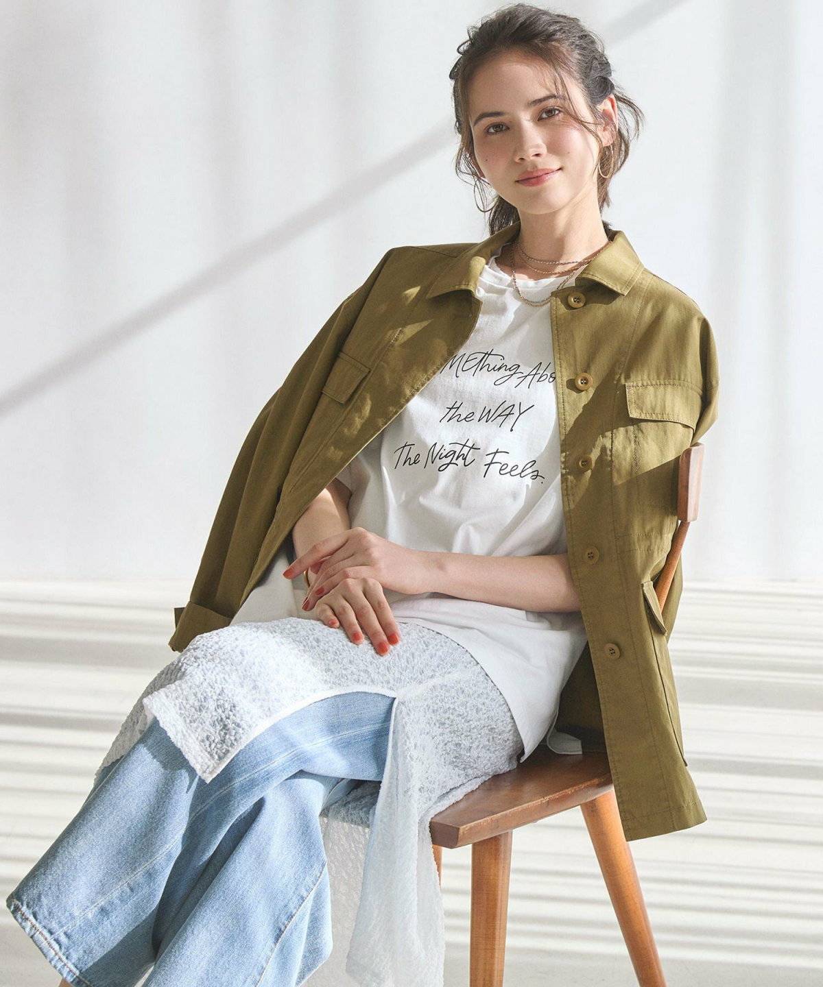 パンツコーデの女性