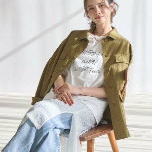  パンツコーデの女性 