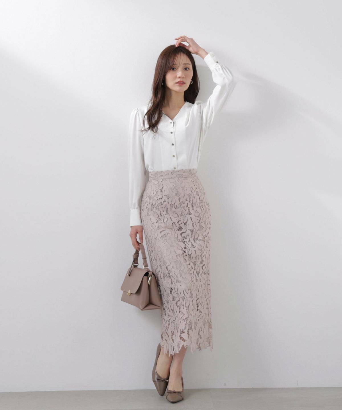 オフィスカジュアルコーデの女性