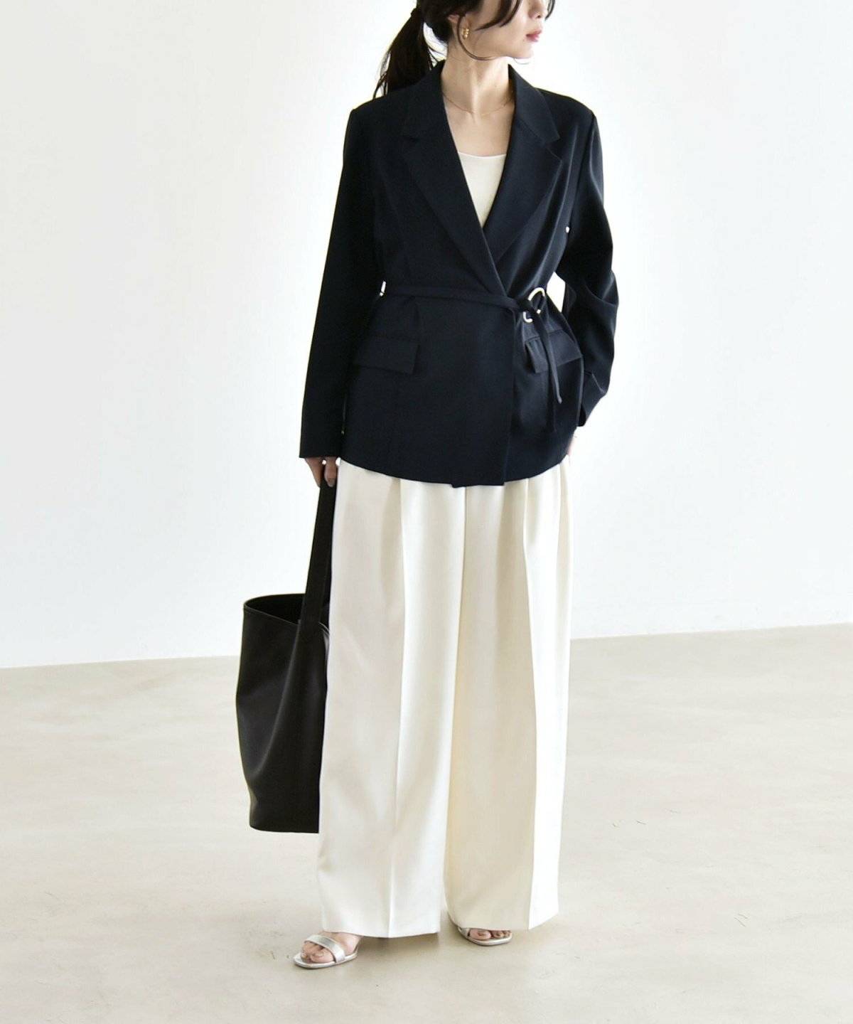 オフィスカジュアルコーデの女性