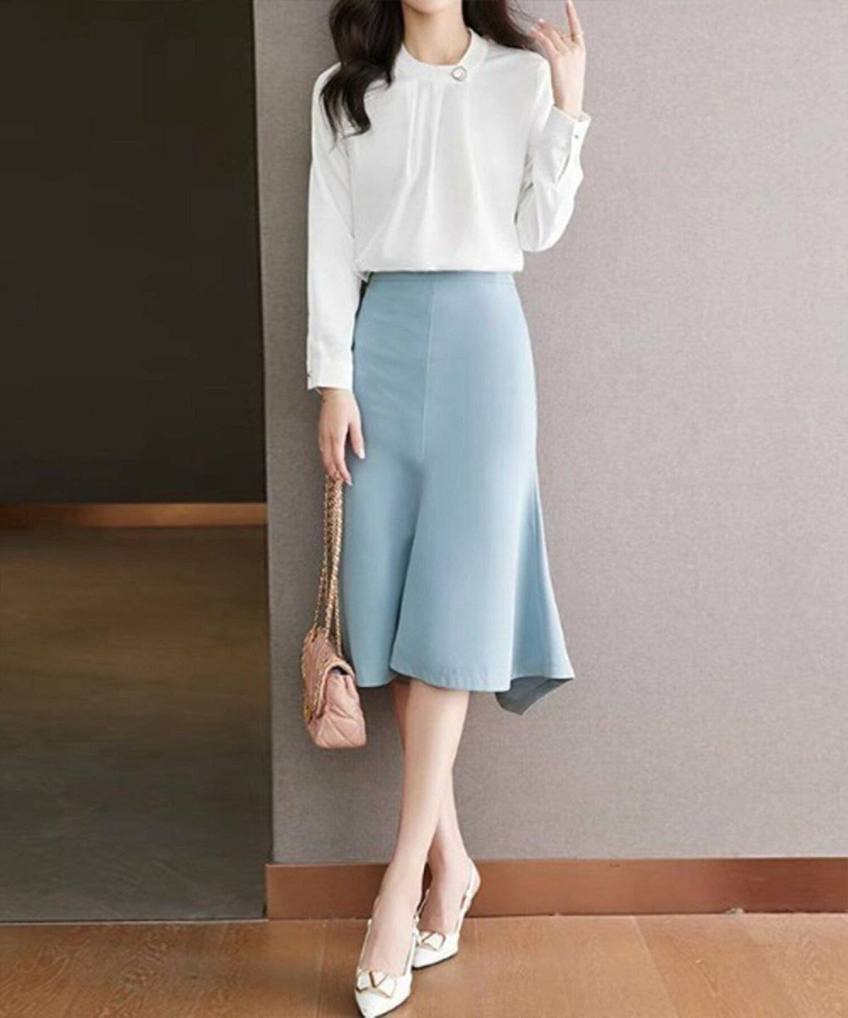 オフィスカジュアルコーデの女性
