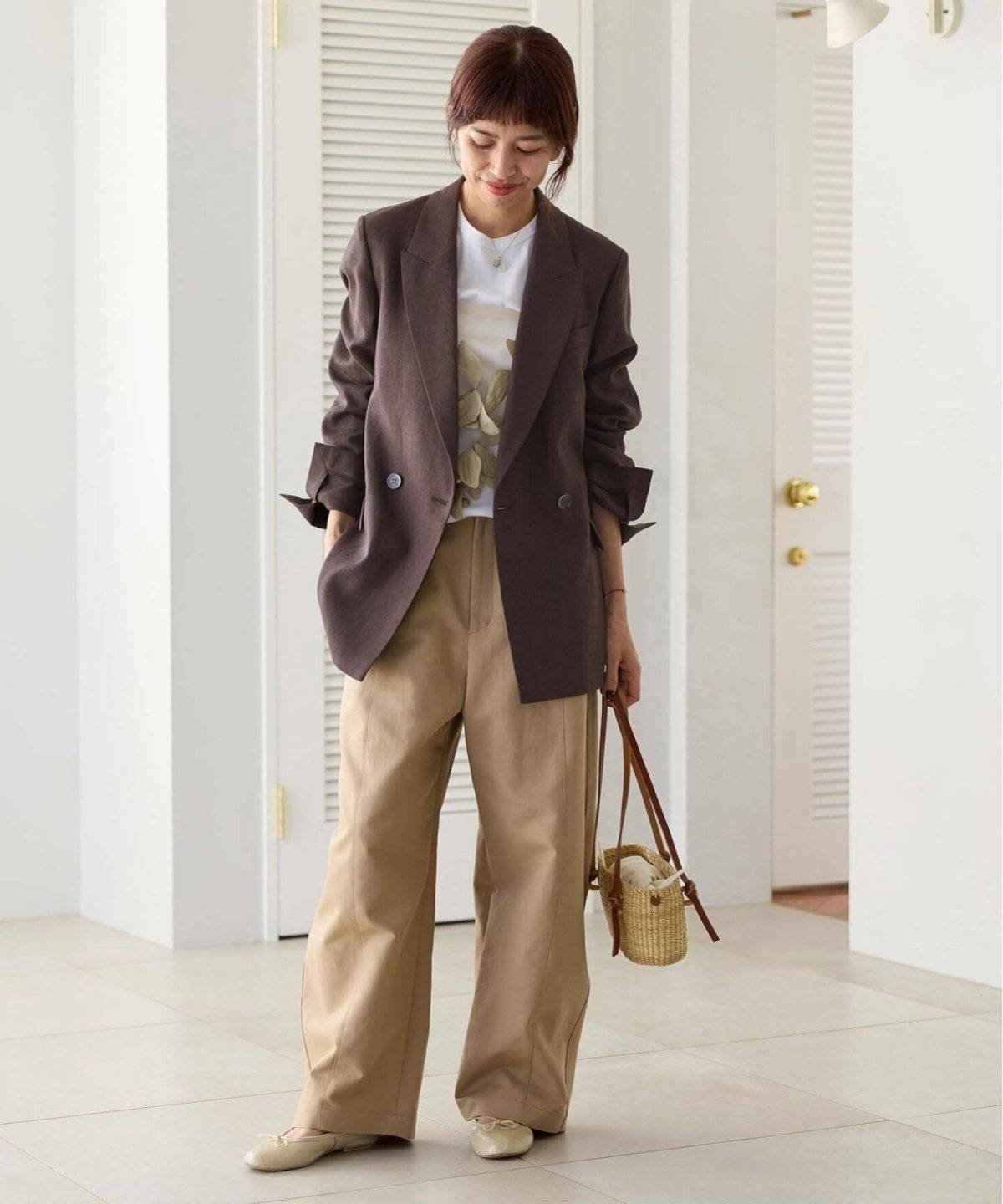 オフィスカジュアルコーデの女性