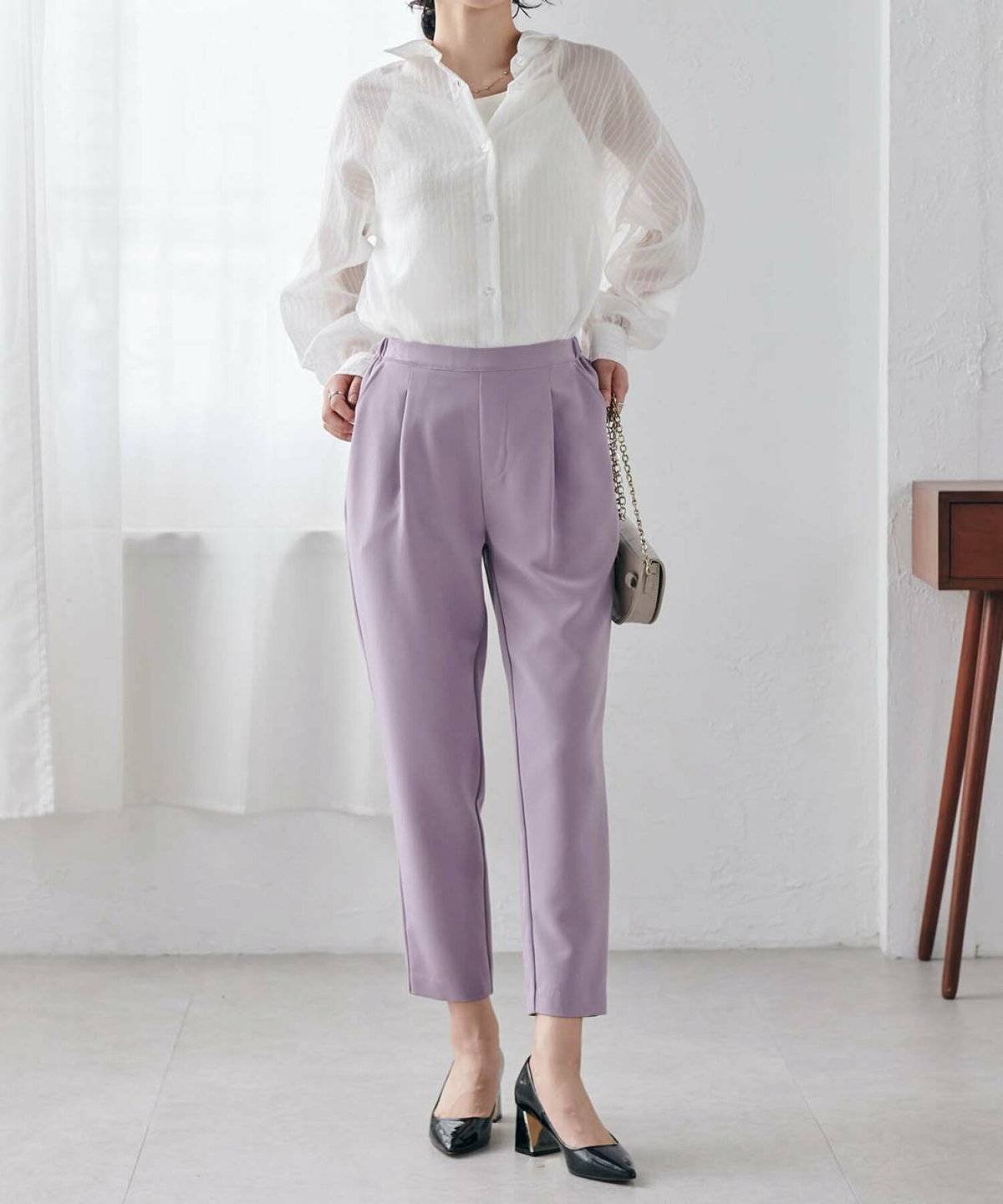 オフィスカジュアルコーデの女性