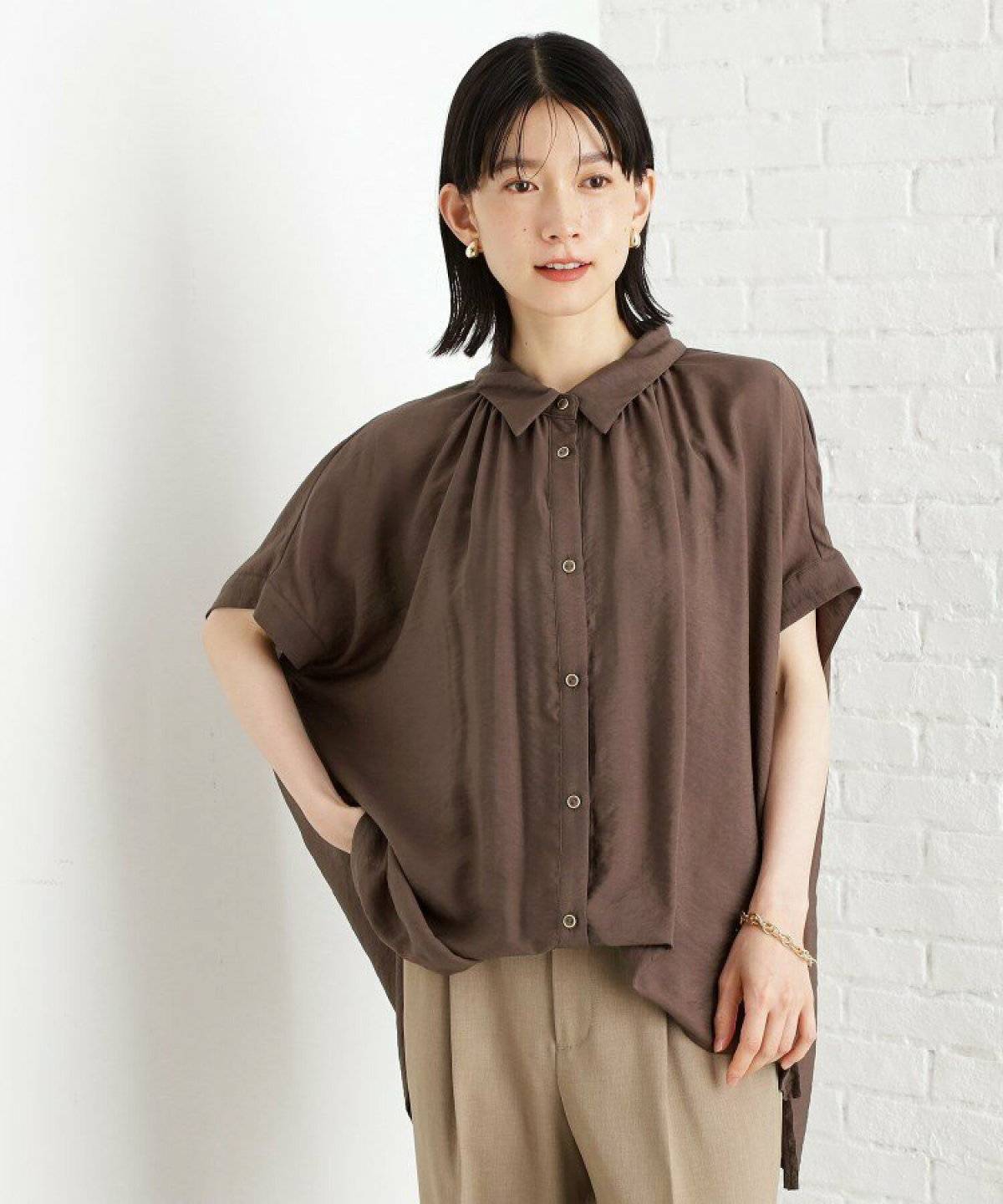 オフィスカジュアルコーデの女性