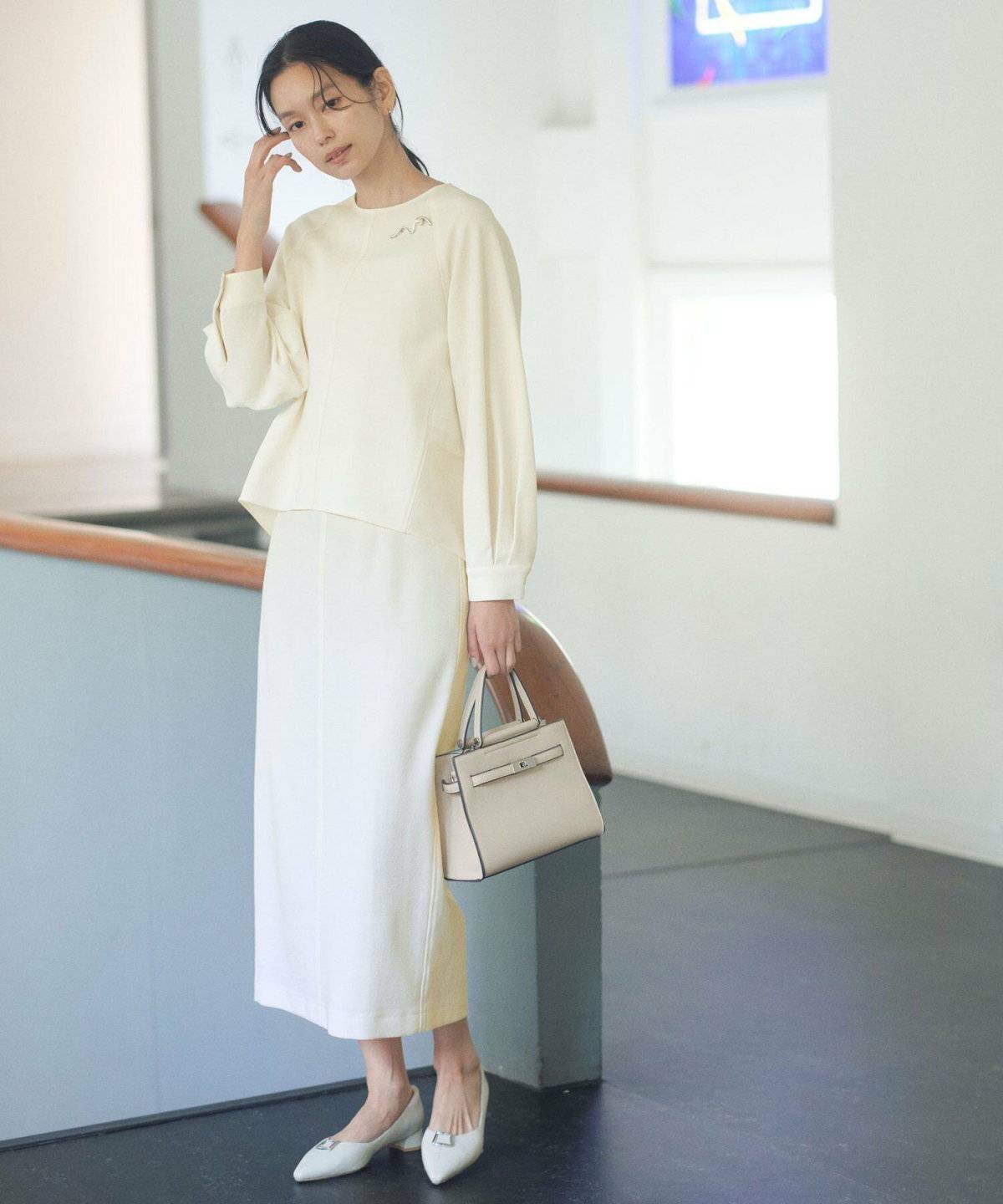 オフィスカジュアルコーデの女性