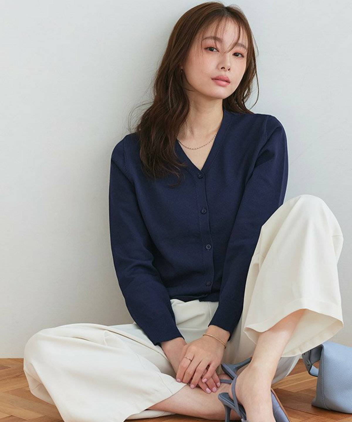 オフィスカジュアルコーデの女性