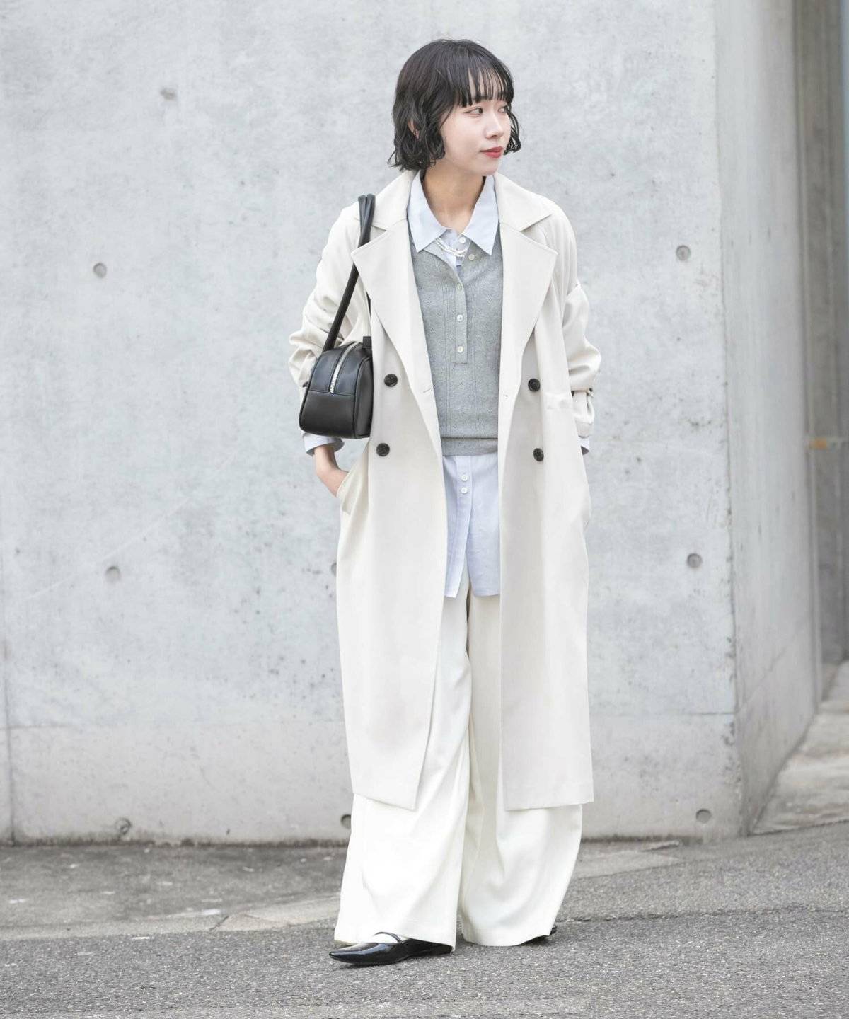 オフィスカジュアルコーデの女性