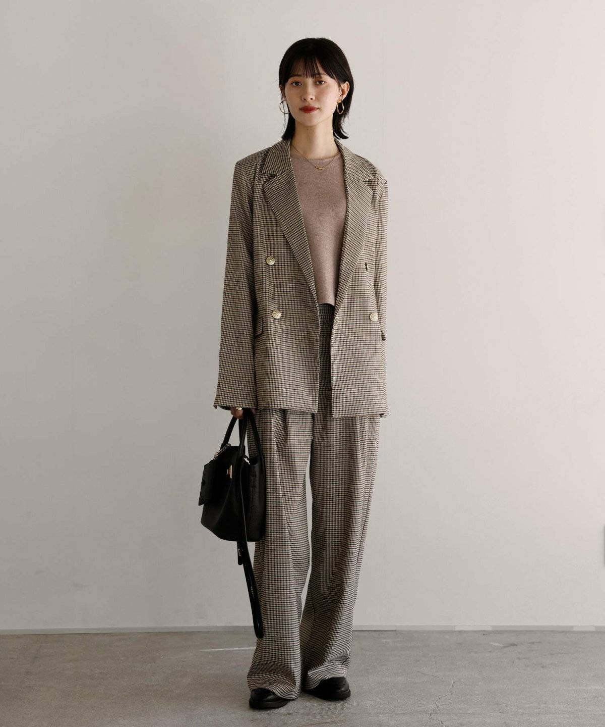 オフィスカジュアルコーデの女性