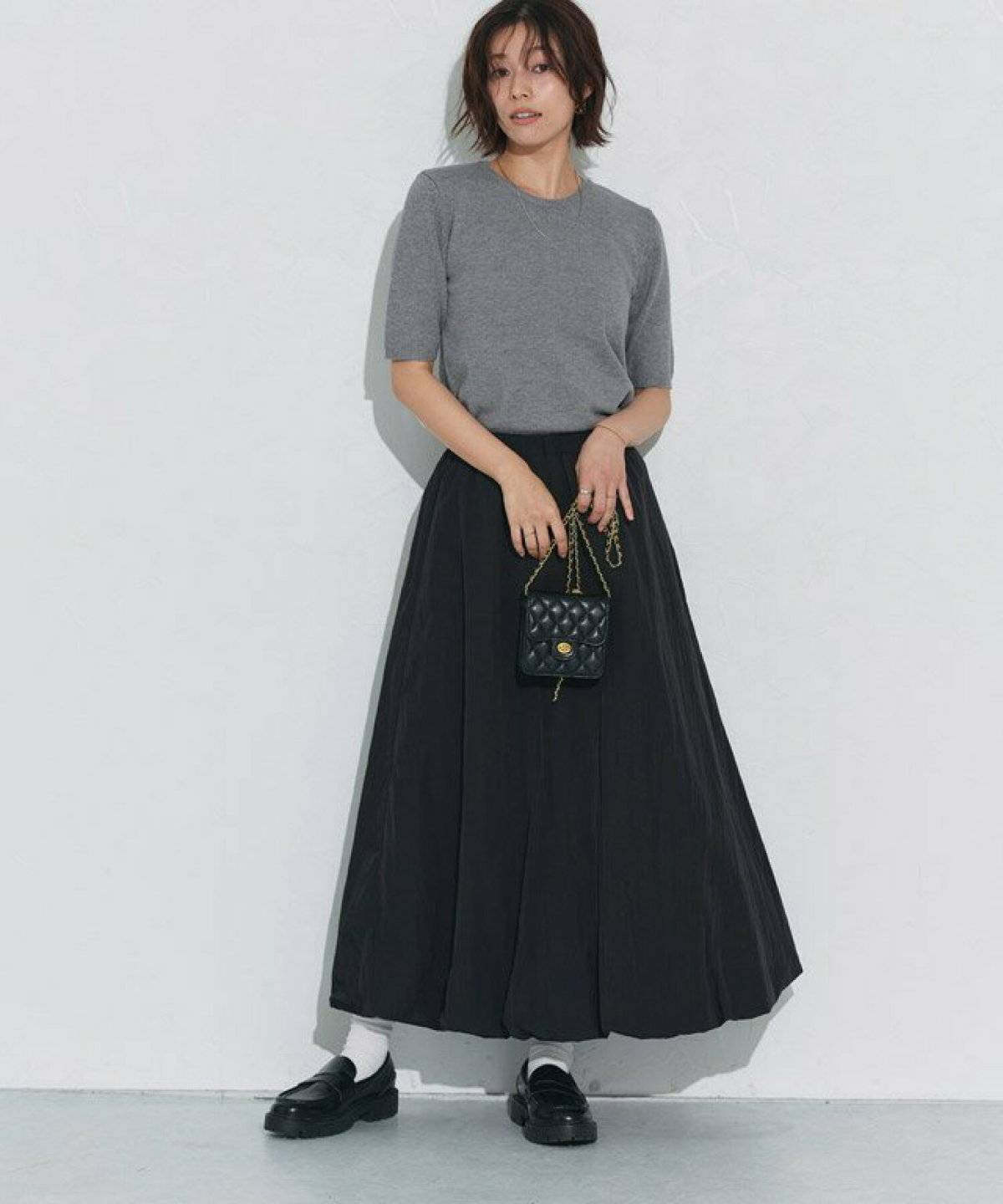 オフィスカジュアルコーデの女性