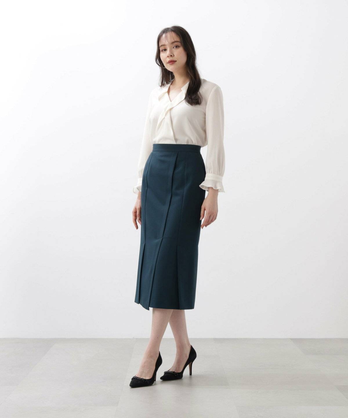 オフィスカジュアルコーデの女性