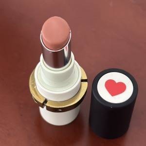 ツヤと立体感をひとさじ。ハートモチーフが可愛い「AHRES」の洗練発色リップ