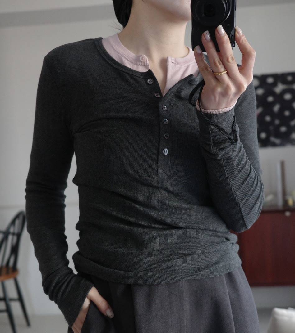 ピンクトップスにグレートップスを重ねたレイヤード