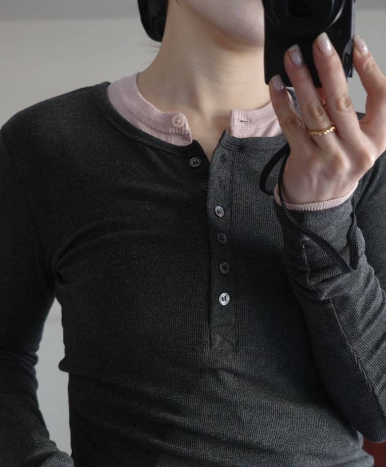 ピンクトップスにグレートップスを重ねたレイヤード