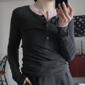 チラ見せピンクで春らしく……♪大人可愛い“レイヤードトップス”配色テク