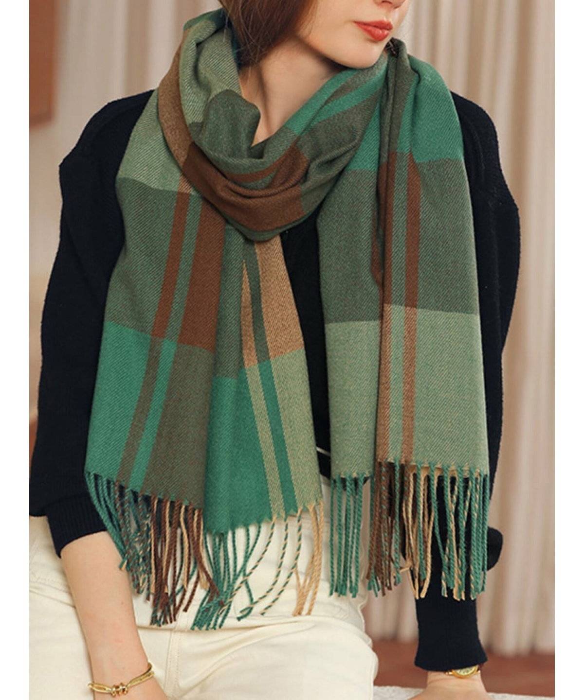 カーキのストールを使ったコーデ