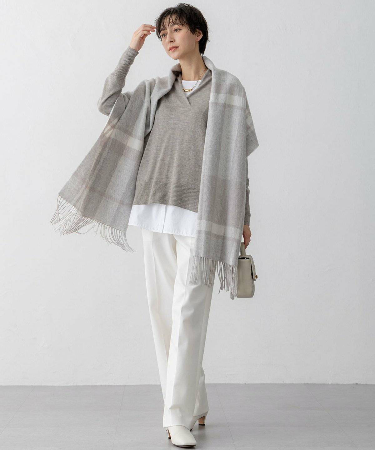 ホワイトとグレージュの2カラーコーデ