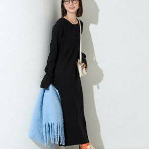  ワンピースコーデの女性 