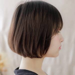  暗めカラーのひし形ボブ 