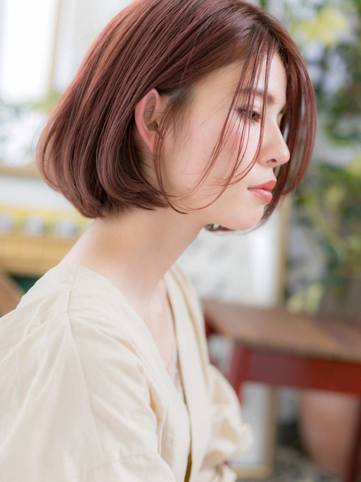 ショコラピンクカラーの前下がりボブ