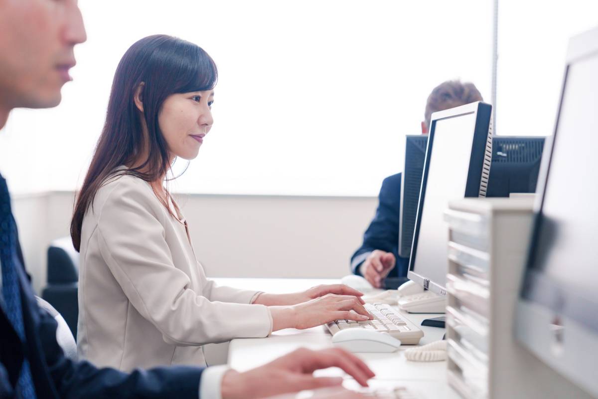 パソコンに向かう人