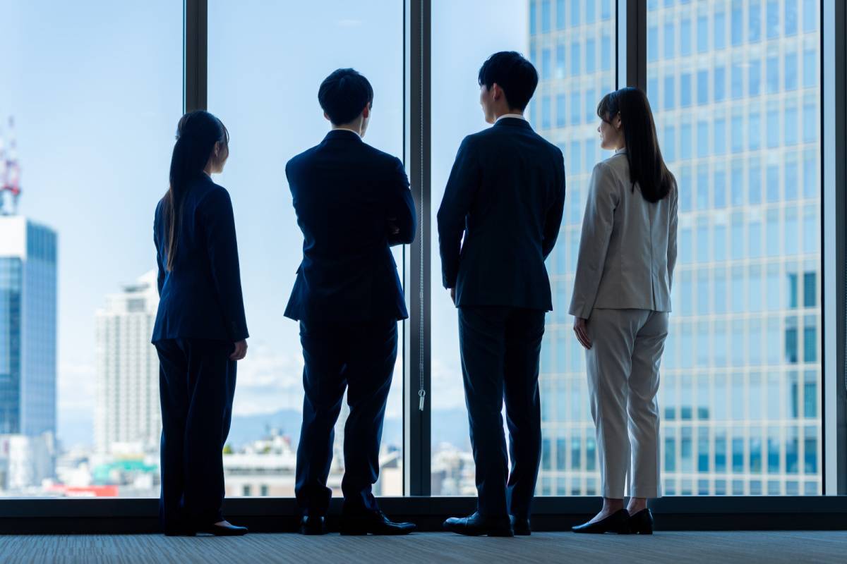 窓際に立つ人たち