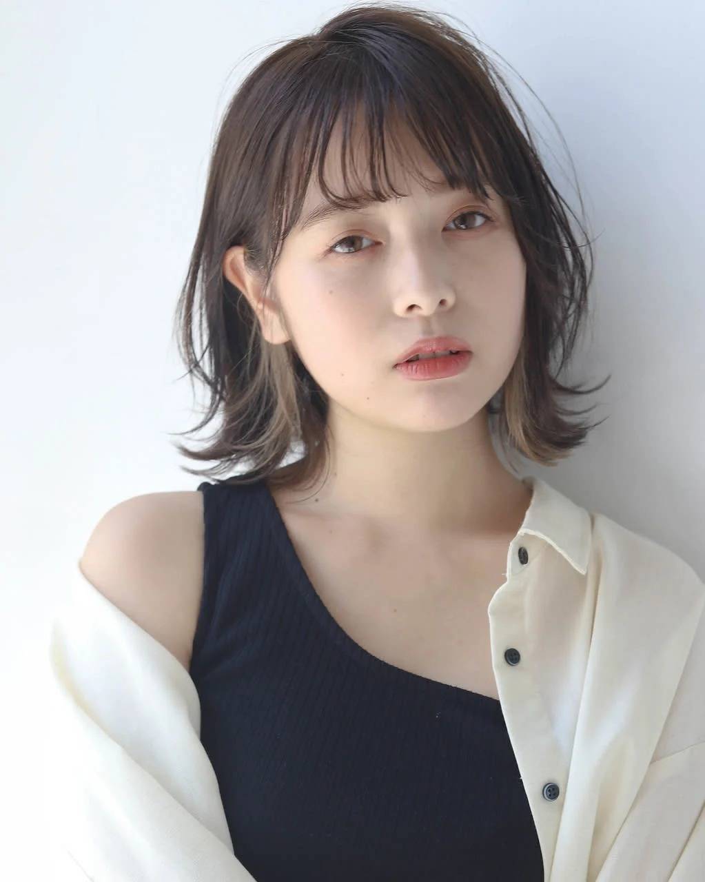 イヤリングカラーの外ハネボブ