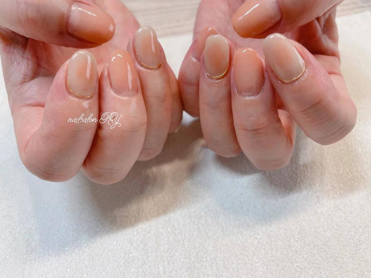 サーモンピンクのチークネイル