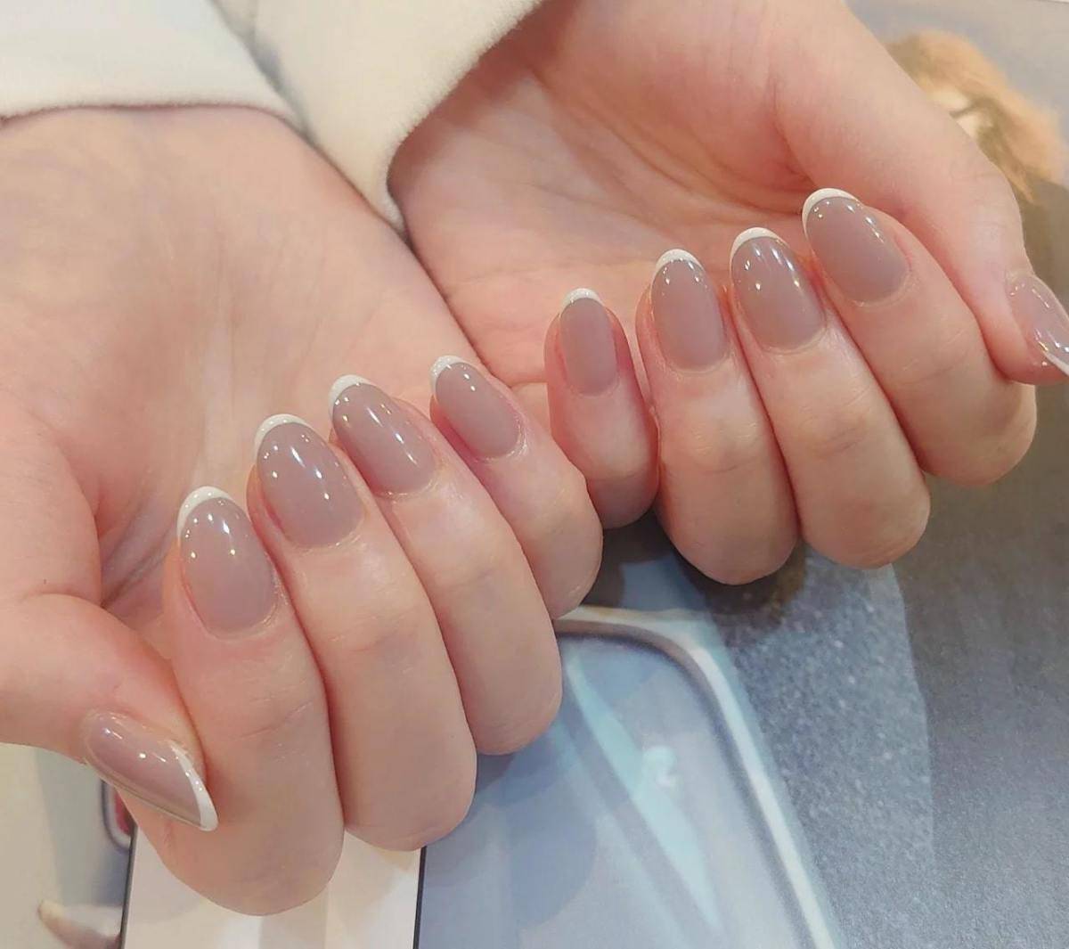 グレージュ×ホワイトの細フレンチ