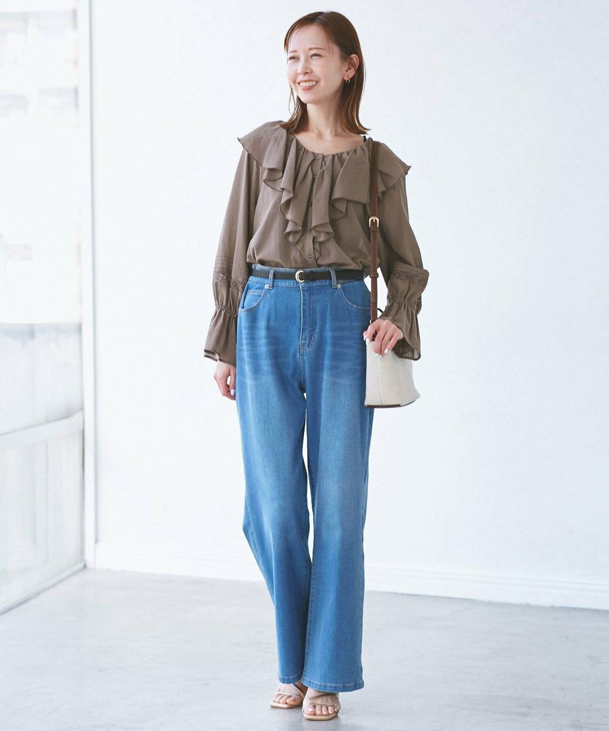フェミニンブラウス×デニム