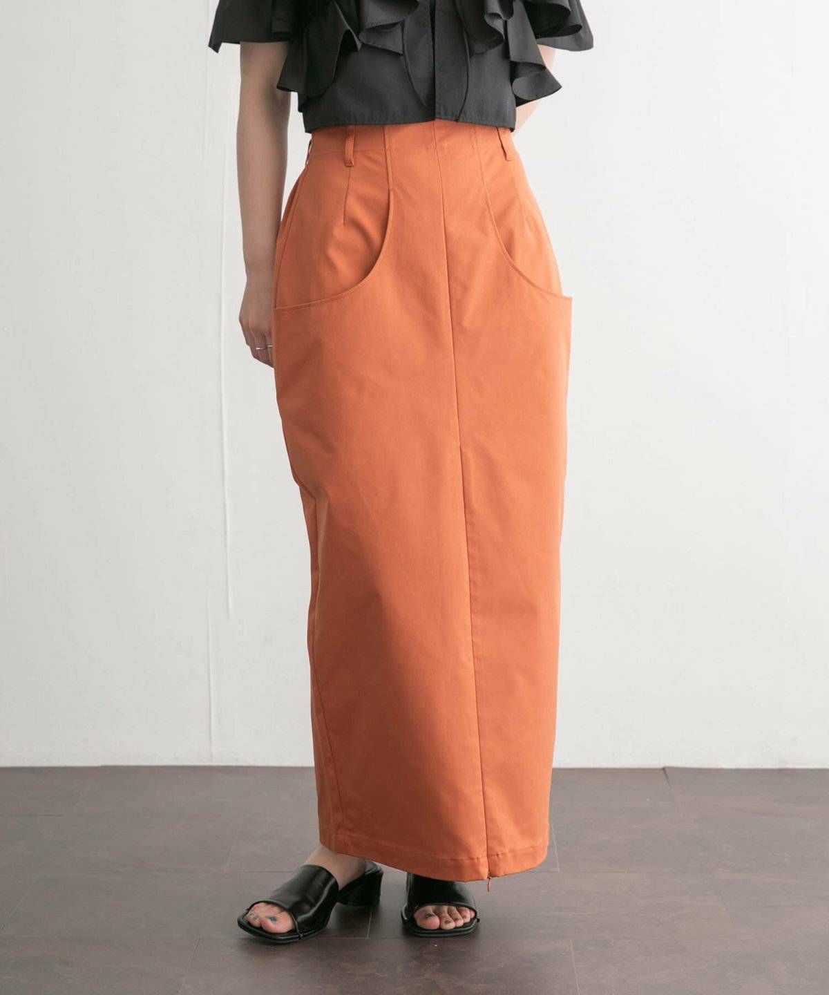 スカートを履いた女性