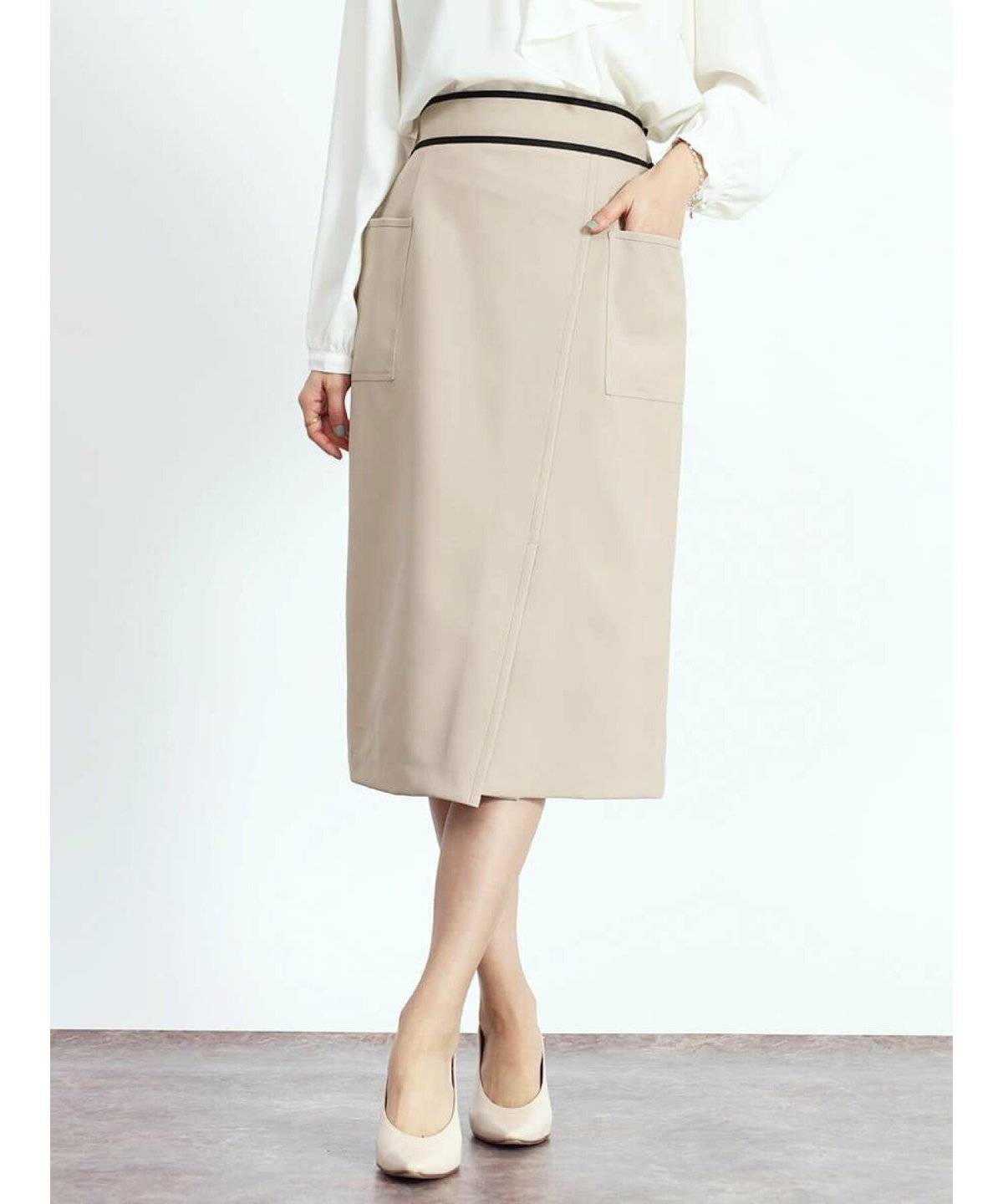 スカートを履いた女性