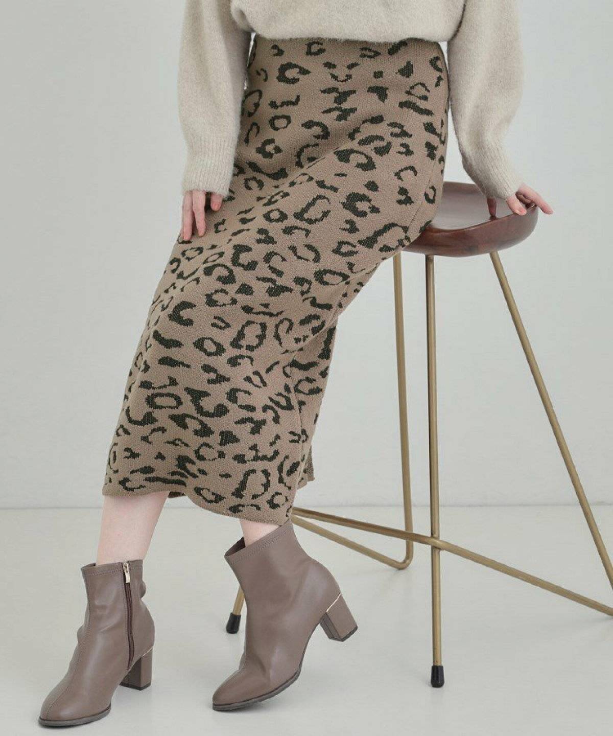 スカートを履いた女性