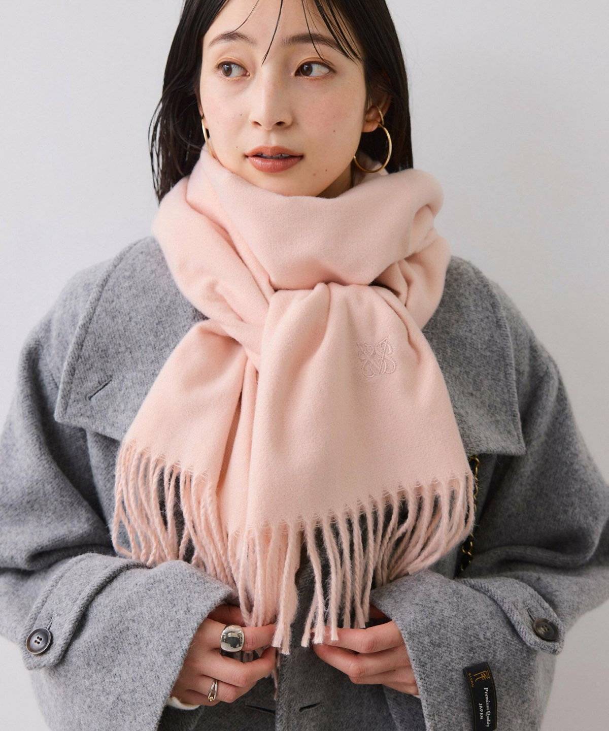 ピンクのマフラーを巻いた女性