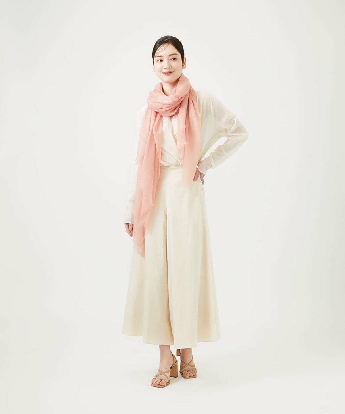 ピンクのマフラーを巻いた女性え