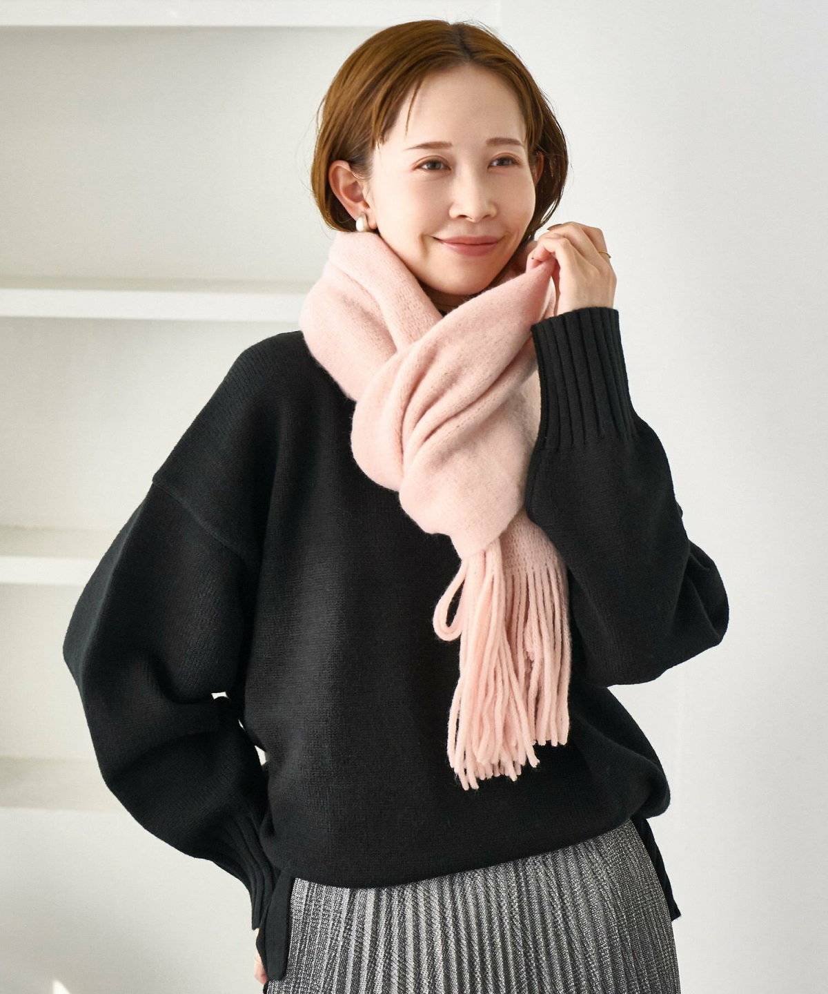 ピンクのマフラーを巻いた女性